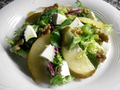 Ensalada de pera, con queso y frutos secos.