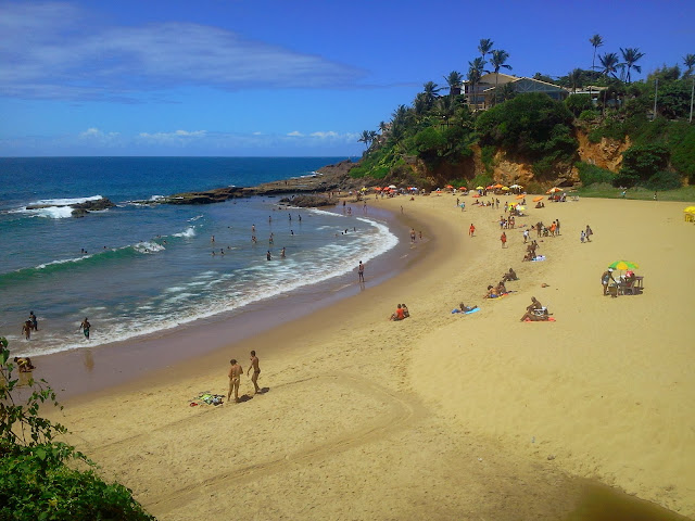 Apesar da sujeira a Praia da Paciência está cheia de banhistas neste domingo de sol escaldante