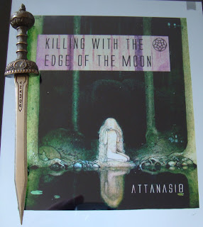 Portada del libro Killing with the Edge of the Moon, de A. A. Attanasio