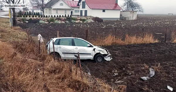 FOTO Un șofer de 82 de ani s-a răsturnat cu mașina pe un câmp, la Milișăuți