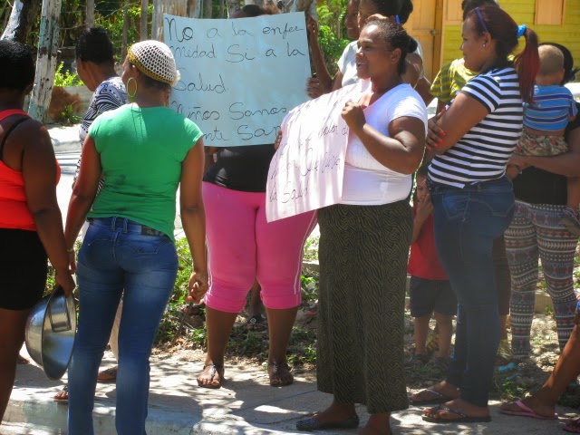 Padres de los estudiantes del centro educativo de la escuela Santo Domingo Savio en palmarito rechazan los alimentos que los suplidores le llevan a los estudiantes por la mala calidad.