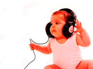 Foto gambar bayi lucu mendengarkan musik 6