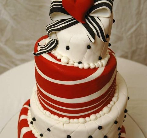 Round Wedding Cakes With Red And White Color