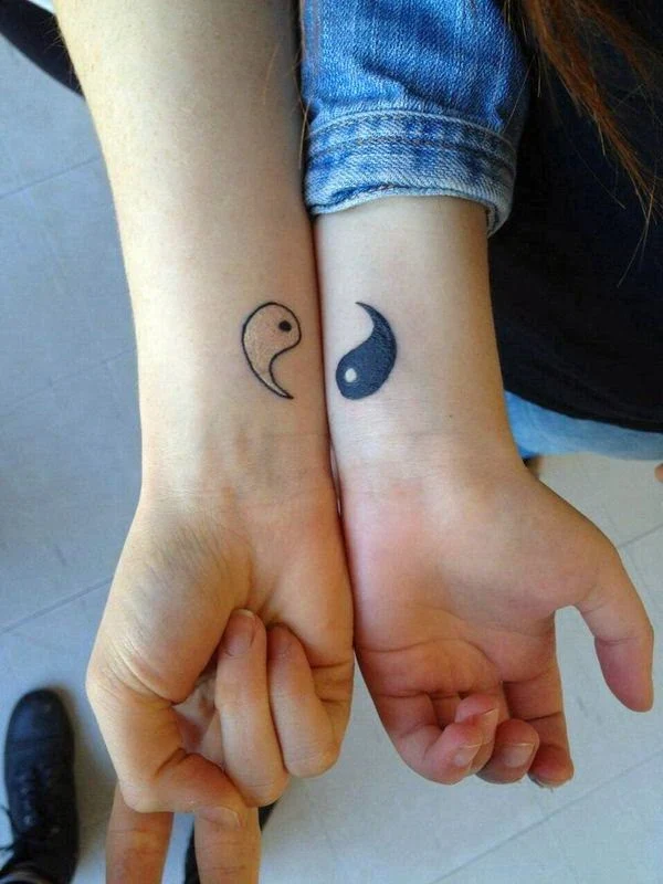 Dos tatuajes de amigas a juego