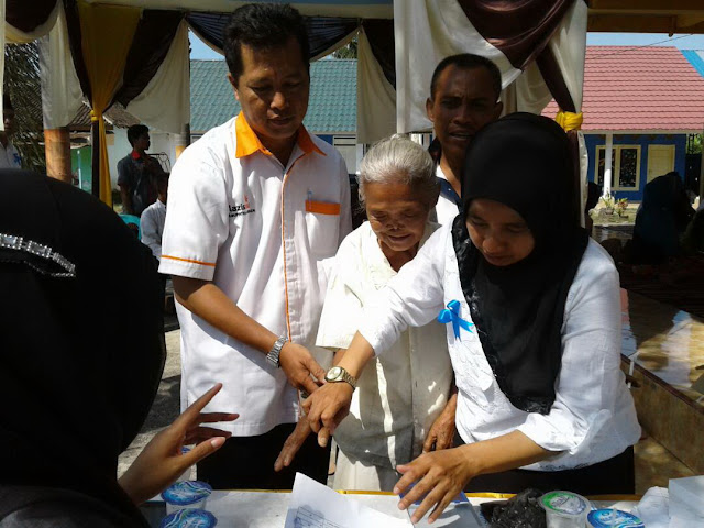 Salah satu Lansia Dhuafa yang dibantu untuk memilih makanan dan minuman di bazzar Gratis