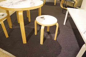 Mobiliario de Artek, incluyendo el taburete stool E60 diseñado por Alvar Aalto