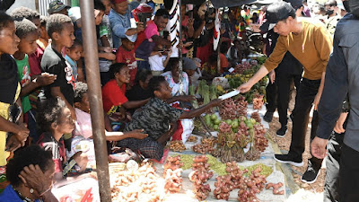 Kunjungi Pasar Youtefa Lama, Presiden Sapa Pedagang Lengkuas dan Sereh