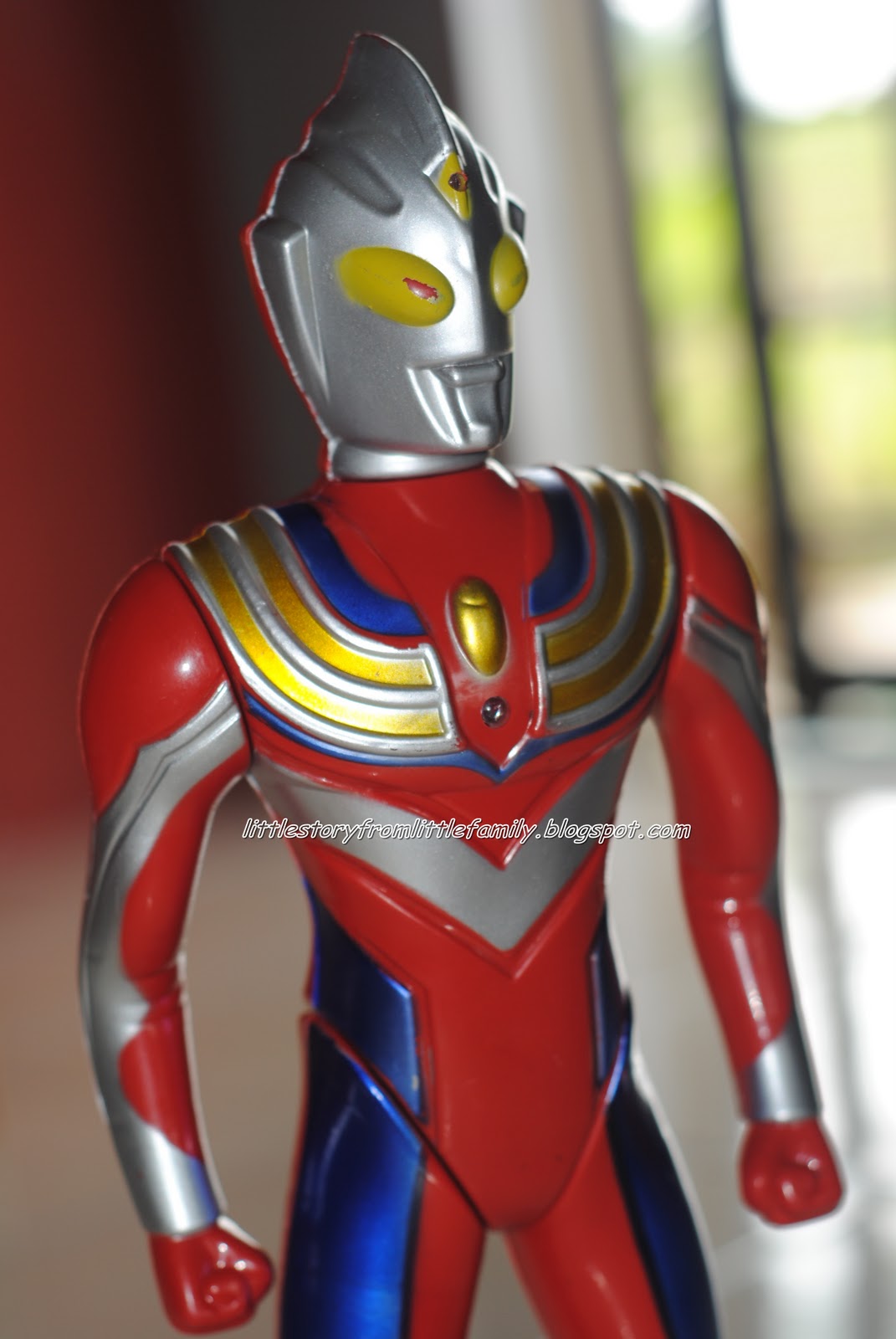 ~Little Story from Little Family~: Raksasa membuli Ultraman