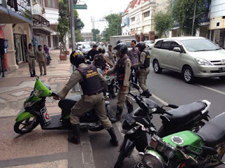 Satpol PP Surabaya saat menertibkan parkir liar
