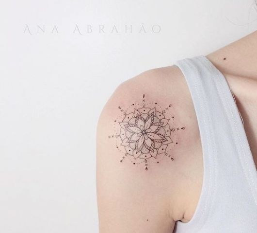 tatuagens femininas para os ombros