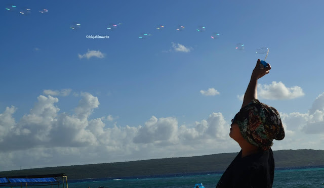 bermain gelembung tiup di pulau liukang loe