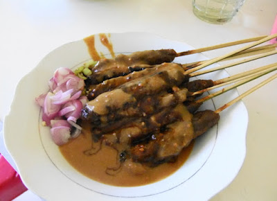 Sate Sapi Manis Kuah Kacang yang Enak dan Lezat