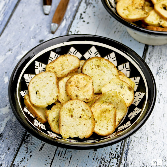 Bagelchips met knoflook en basilicum