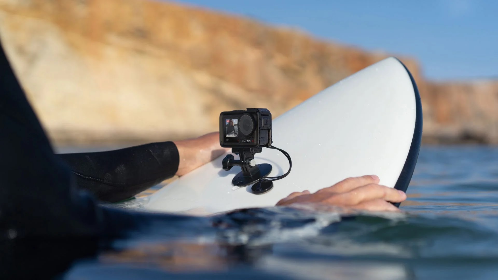 Камера DJI Osmo Action 4 закреплена на доске для серфинга