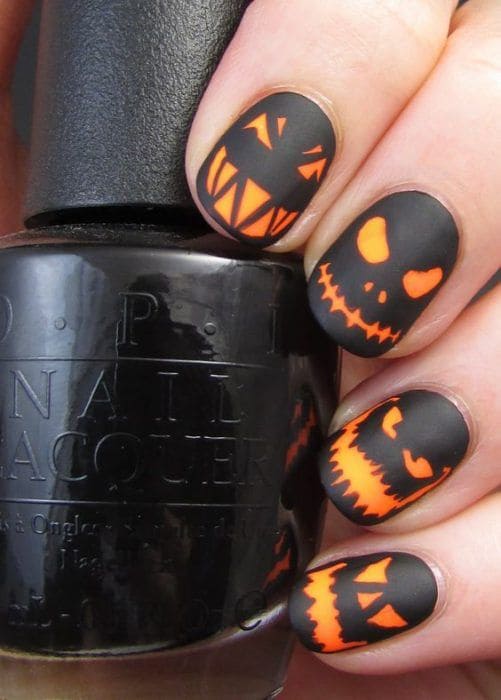 Uñas cortas para Halloween naranjas