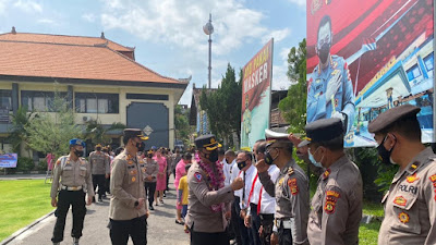 Isak Tangis Warnai Pelepasan Kapolres Klungkung