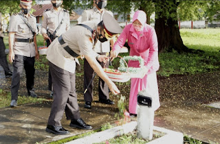 Dalam Rangka HUT Bhayangkara ke-76, Kapolres Bulukumba Pimpin Ziarah dan Tabur Bunga di TMP Taccorong