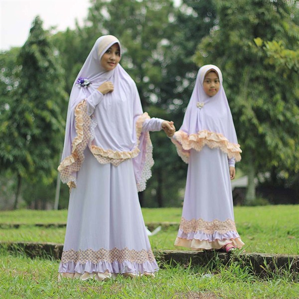 Trend busana gamis couple muslimah syar'i terbaru untuk lebaran 2017/2018
