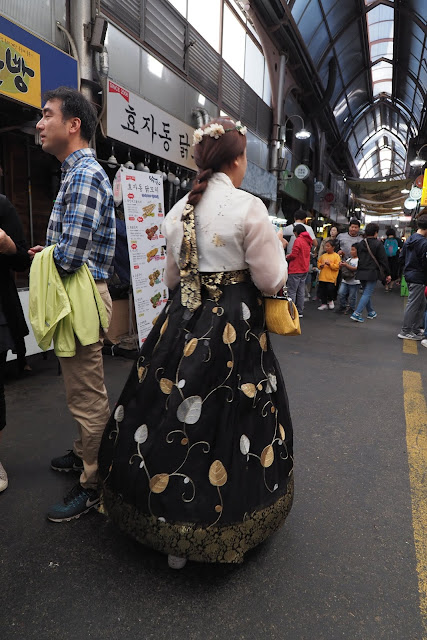 Don't forget to check out beautiful girl in Hanbok during your visit to Tongin Market (통인시장)