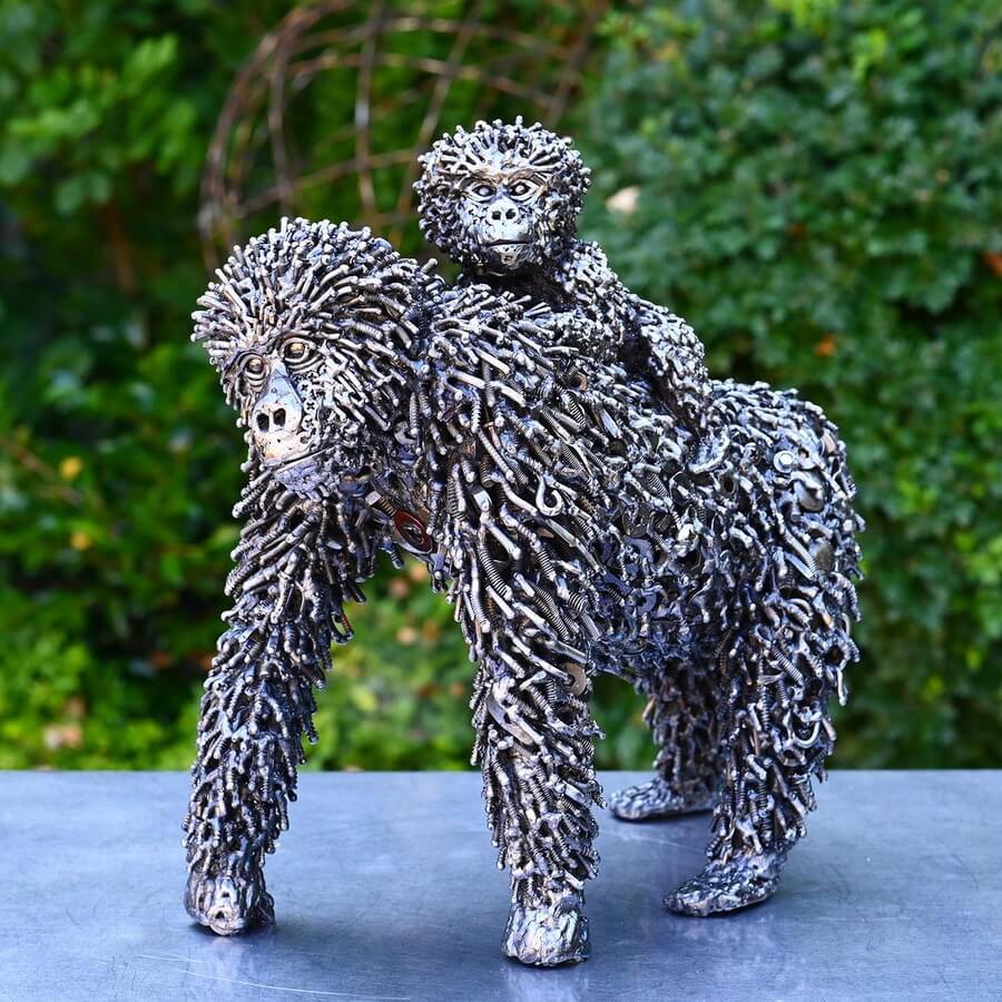 03-Mountain-gorillas-Animal-Sculptures-Brian-Mock-www-designstack-co