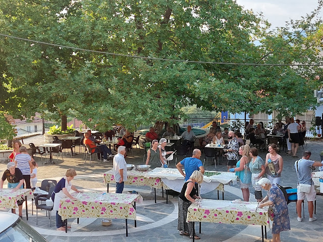 Μετά από 2 χρόνια που λόγω Covid είχαν σταματήσει οι εκδηλώσεις οι γυναίκες στη Ζωοδόχο Ιωαννίνων έφτιαξαν χθες το απόγευμα στην πλατεία του χωριού τη μεγαλύτερη χορτόπιτα περίπου 3 τετραγωνικών μέτρων ,στο πλαίσιο γιορτής που διοργανώνει ο Πολιτιστικός και Χορευτικός Σύλλογος της περιοχής .