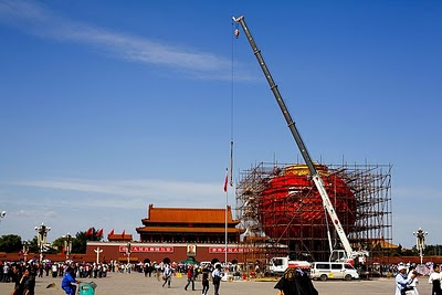 Una lanterna gigante campeggia da qualche giorno nella celebre Piazza Tiananmen, a Pechino...