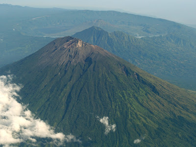 Delapan Gunung Berapi di Indonesia yang Menghebohkan Dunia - Borneo