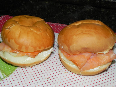 Lanche de Salmão Defumado com Cream Cheese