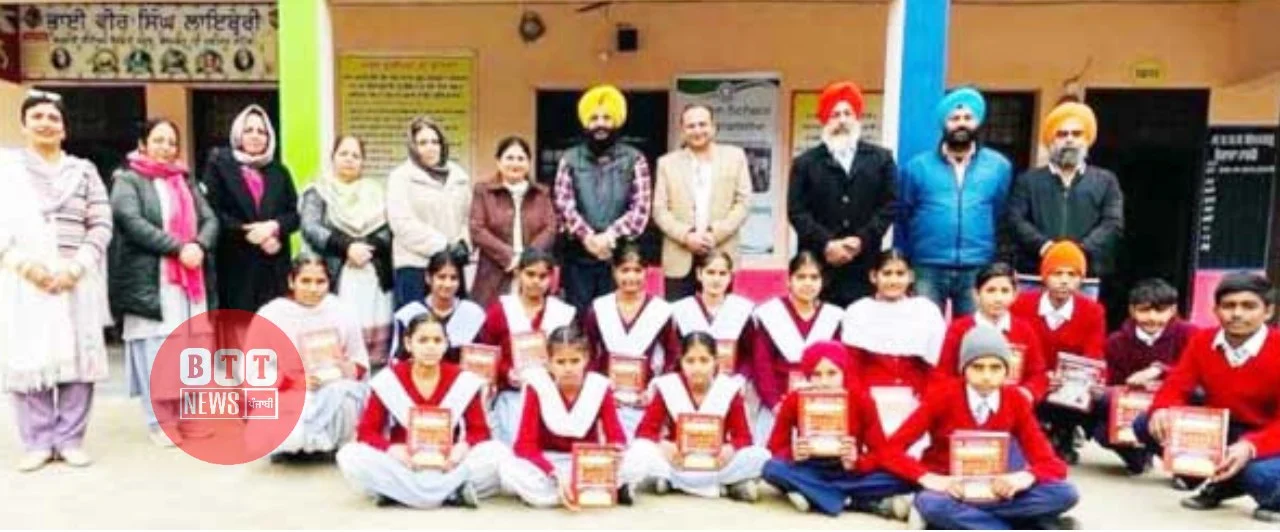 ਕਲੀਨ ਐਂਡ ਗਰੀਨ ਸੇਵਾ ਸੁਸਾਇਟੀ ਪਹੁੰਚੀ ਪਿੰਡ ਬੱਲਮਗੜ੍ਹ, ਸਕੂਲ ਬੱਚਿਆਂ ਨੂੰ ਵੰਡੀਆਂ ਕਾਪੀਆਂ