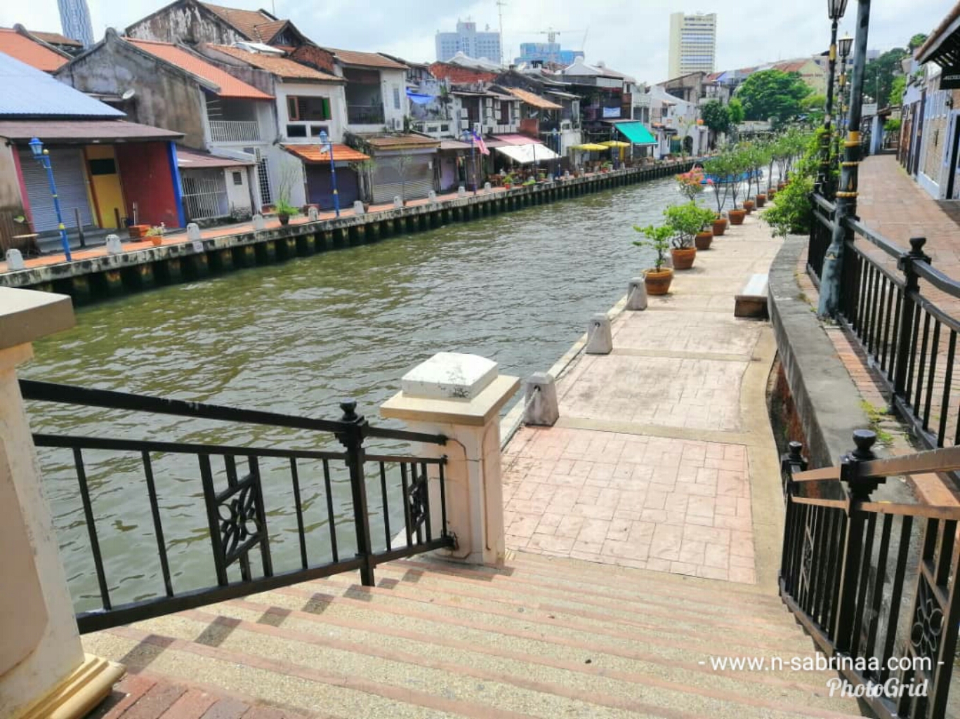 Bersiar-siar di laluan pejalan kaki tepi Sungai Melaka 