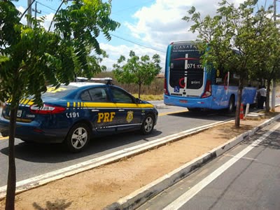 PRF apreende droga com passageira de ônibus na BR-020