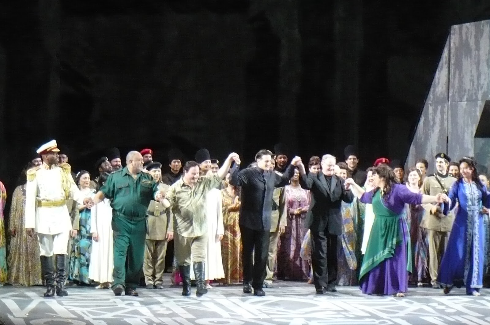 IN PERFORMANCE: (from left to right) bass SOLOMAN HOWARD as il Re d’Egitto, baritone GORDON HAWKINS as Amonasro, tenor CARL TANNER as Radamès, conductor EVAN ROGISTER, chorus master STEVEN GATHMAN, soprano LEAH CROCETTO as Aida, and mezzo-soprano MARINA PRUDENSKAYA as Amneris in Washington National Opera’s production of Giuseppe Verdi’s AIDA, 10 September 2017 [Photo by the author]