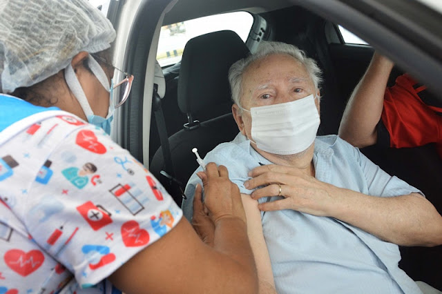 João Pessoa aplica 3ª dose em idosos acima de 78 anos e segue imunizando adolescentes com comorbidades ou deficiência