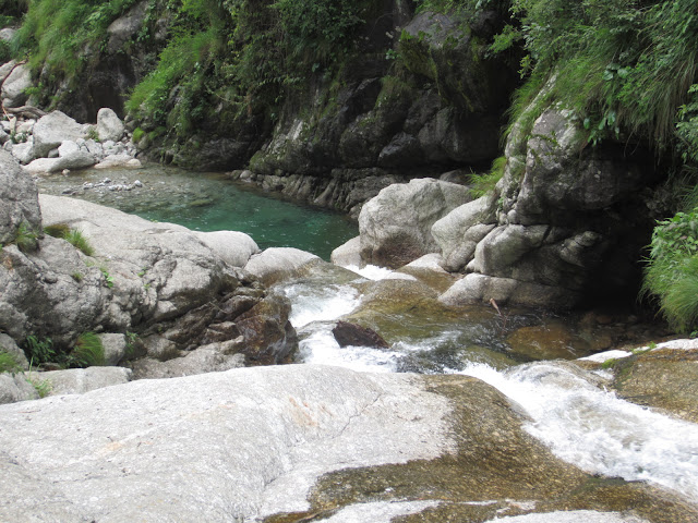 himalyan waterfall