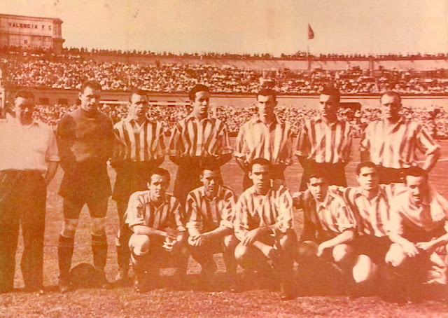 📸ATLÉTICO DE BILBAO 📆24 junio 1945 ⬆️Birichinaga (masajista), Lezama, Celaya, Bergareche, Nando, Mieza y Bertol. ⬇️Irionda, Panizo, Zarra, Gárate y Gainza. ATLÉTICO DE BILBAO 3 🆚 VALENCIA C. F. 2 Domingo 24/06/1945, 18:30 horas. Copa del Generalísimo, Final. Barcelona, España, estadio de Montjuic, 55.000 espectadores. GOLES: ⚽0-1: 12’, Amadeo. ⚽1-1: 21’, Zarra. ⚽2-1: 26’, Iriondo. ⚽2-2: 37’, Mundo. ⚽3-2: 90’, Iriondo.