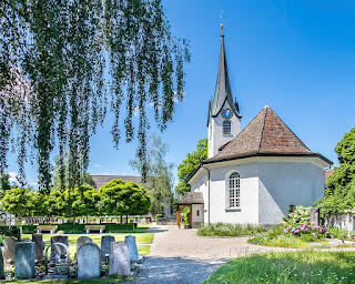 Die evangelische Kirche und der Friedhof in Erlen