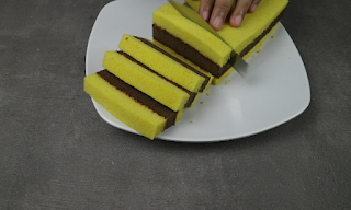 Gambar memotong kue bolu