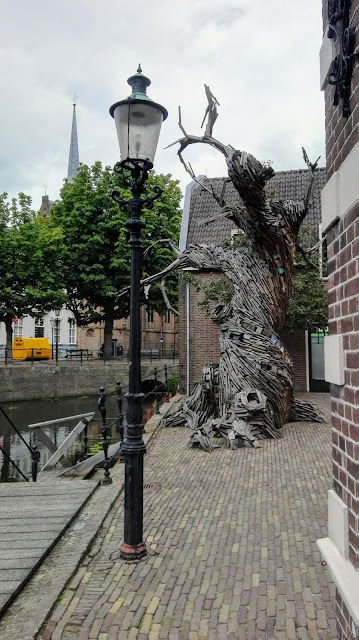 Boom gemaakt van plankjes voor museum Flehite in Amersfoort.