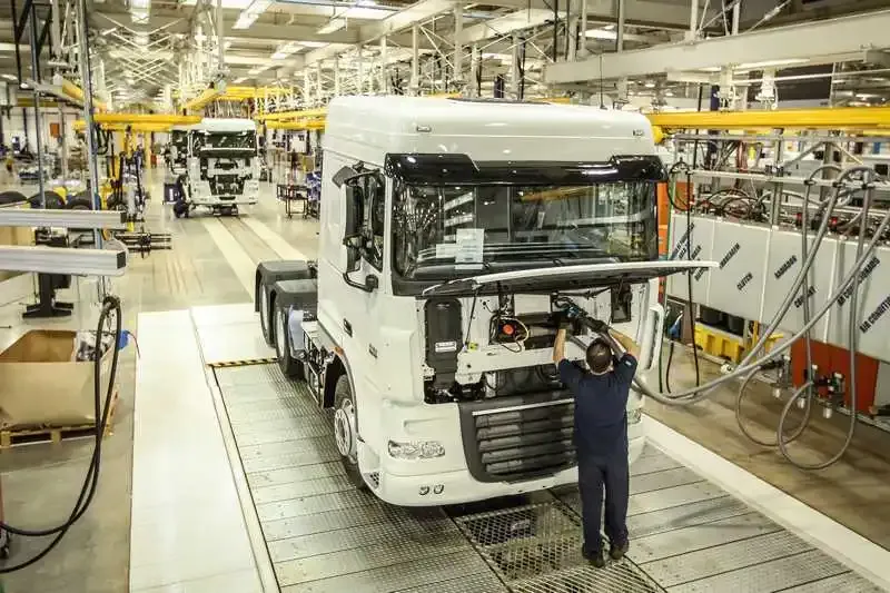Caminhões DAF XF sendo montados em linha de produção na fábrica de Ponta Grossa