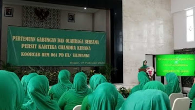 Ketua Persit Ranting 22 Kemang dampingi Ketua Persit Cabang 19 Kodim 0621/Kab.Bogor Hadiri Rapat Gabungan di Gedung Suryakancana Korem 061/ SK