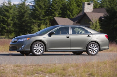 2013 toyota camry hybrid side view