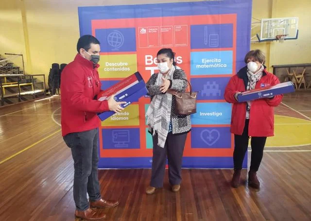 San Juan de la Costa: entrega de computadores Becas TIC's