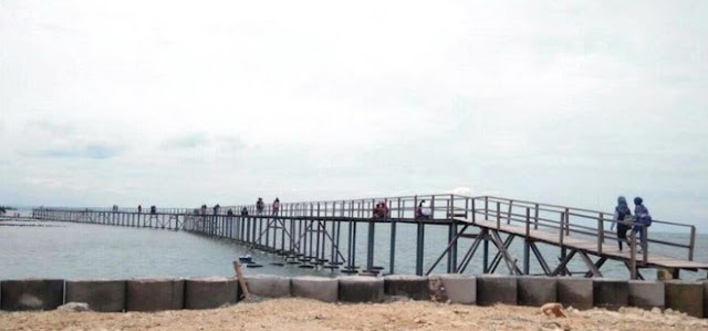 Jembatan penghubung di Pantai Kutang Lamongan