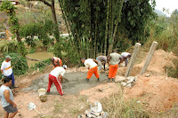 Prefeitura iniciou a construção de uma pequena ponte para a travessia de pedestres em Providência