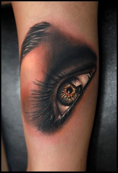 olhos_brilhantes_braço_de_tatuagem