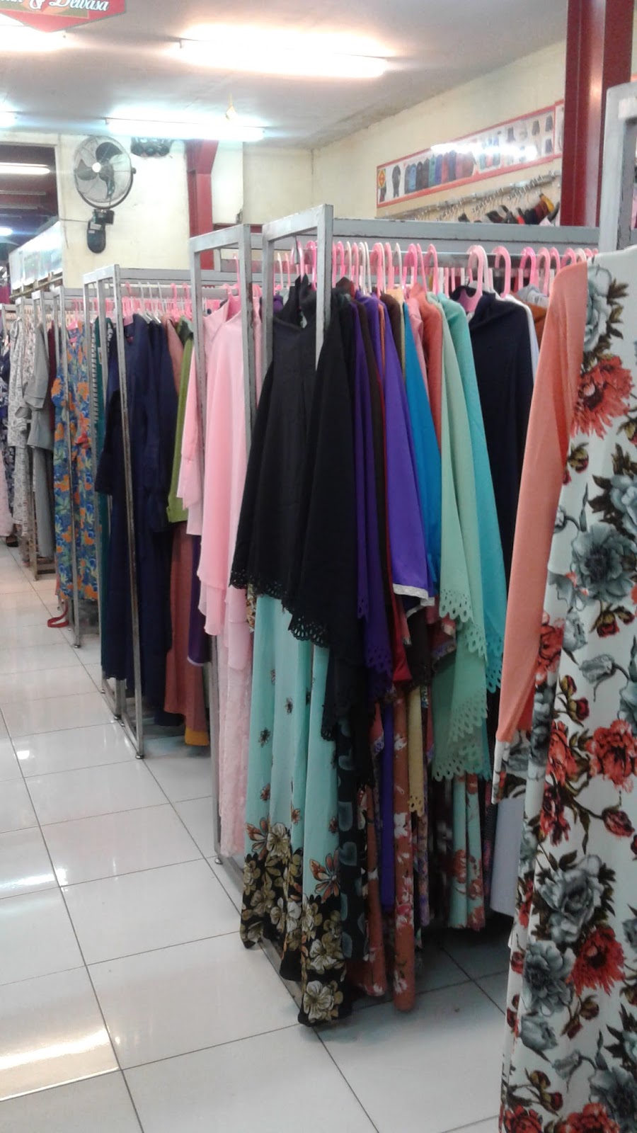 Contoh Display  Gamis Dengan Rak  Gantung