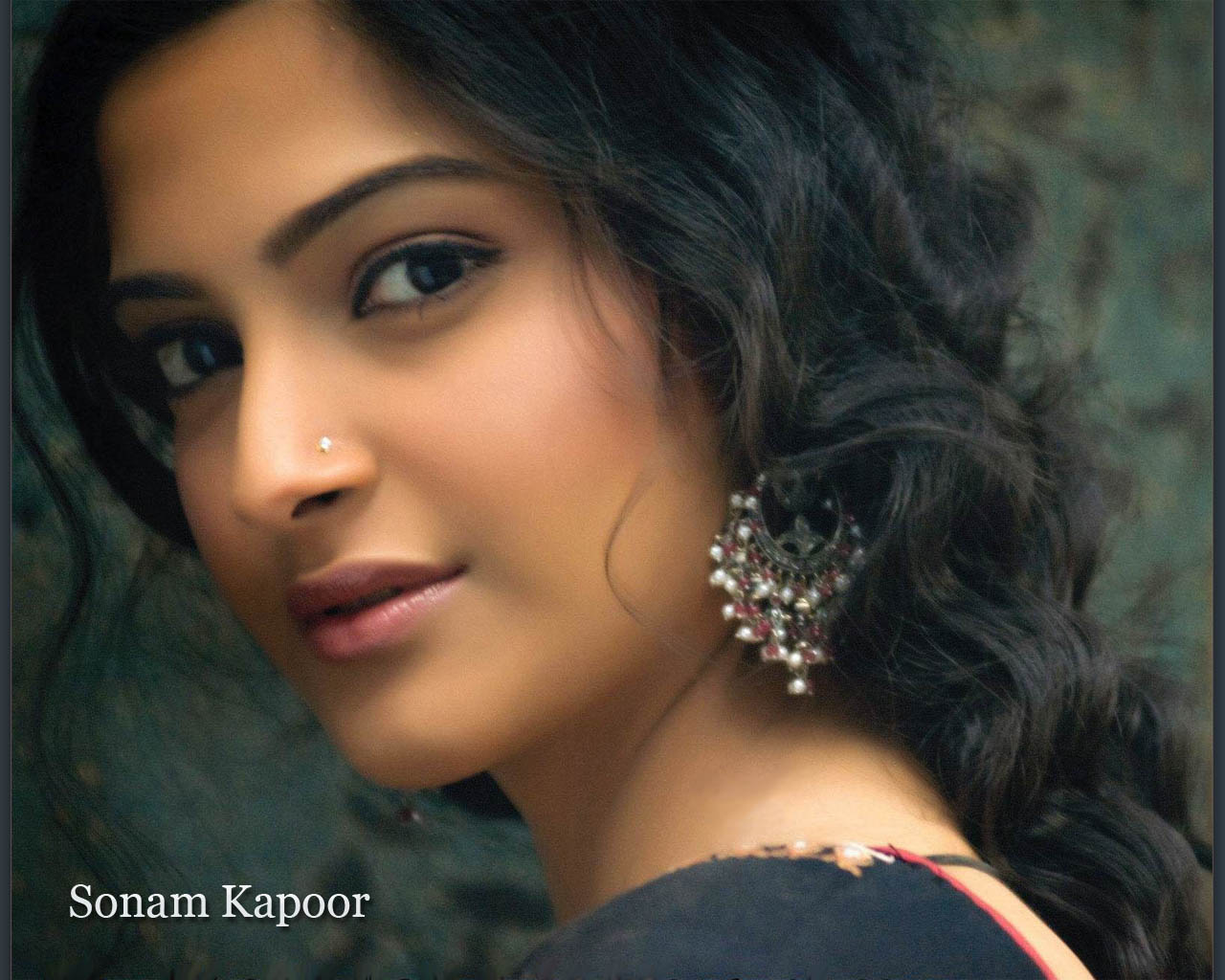 SONAM KAPOOR LATEST PICTURES AND WALL PAPERS