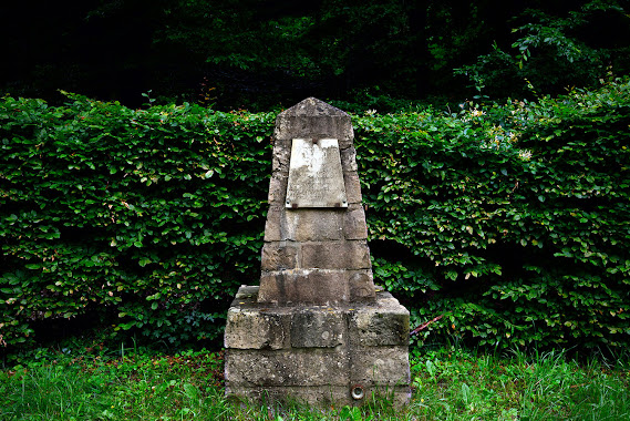 Monument hommage à Laurent Poli, forêt de Fontainebelau