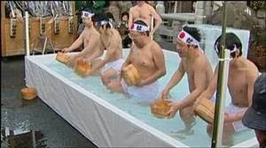 pojokasikblog.blogspot.com - Ritual Unik Di Jepang Mandi Dengan Air Es