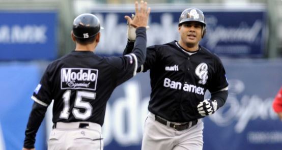 Bárbaro Cañizares firmó con los Algodoneros de Unión Laguna en la Liga Mexicana de Béisbol y a sus 38 años continúa su larga y exitosa carrera.